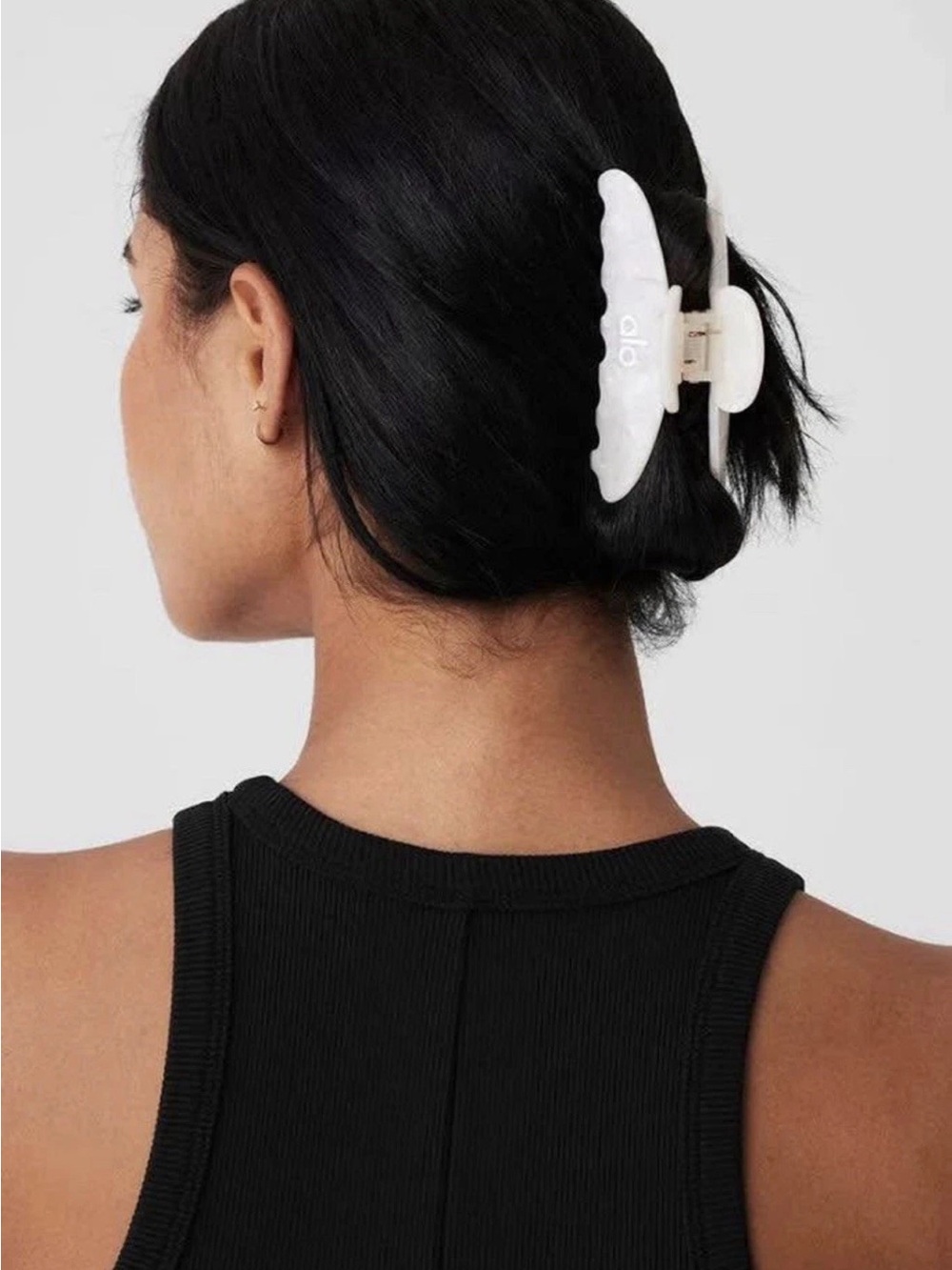 ALO Yoga White Pearl 90’s Claw Hair Clip NWOT 🏷️ - Picture 3 of 6